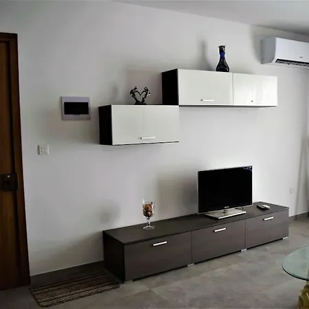 Lovely 3-bedroom In L-iklin Apartment Iklin
