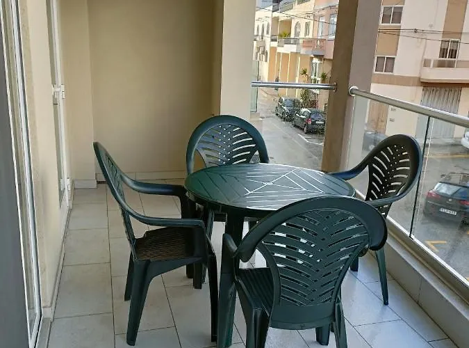 Lovely 3-bedroom In L-iklin Διαμέρισμα *